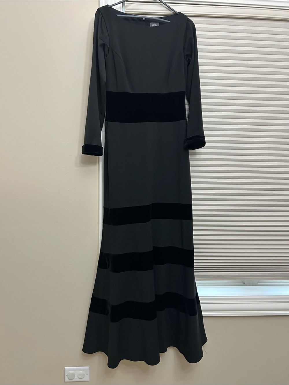 Vince Camuto Black Long-Sleeve Velvet-Trim Maxi Dress